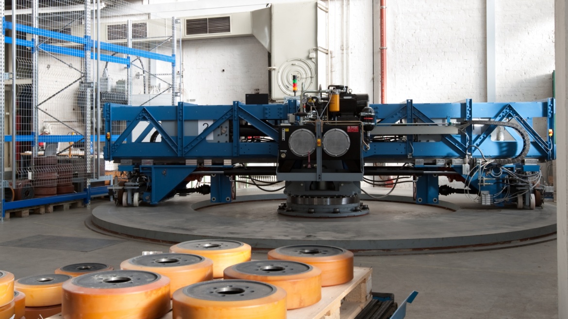 Circular actuator test bench for industrial truck wheels and rollers