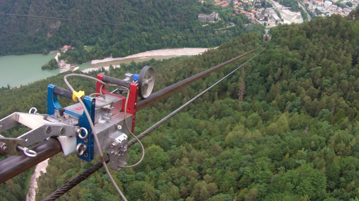 Magneto-inductive rope testing for cable cars